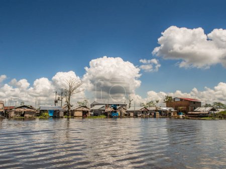 Foto de Iquitos, Perú 16 de mayo de 2016: Casas flotantes en una pequeña ciudad en Perú Belén. Beln. América Latina. Amazonia. - Imagen libre de derechos