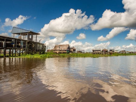Téléchargez les photos : Iquitos, Pérou 16 mai 2016 : Maisons flottantes dans une petite ville au Pérou Belen. Merde ! Amérique latine. Amazonie. - en image libre de droit