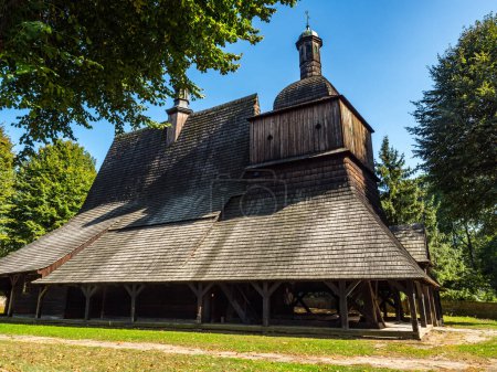 Ropica Grna, Polonia - 22 de agosto de 2018 Iglesia San Miguel Arcángel. La iglesia ortodoxa fue incluida en la lista de monumentos en 1972 e incorporada a la Ruta de la Arquitectura de Madera de Polonia Menor..