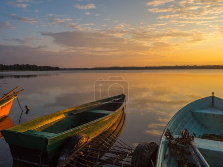 Foto de Barcos de madera y metal en el lago Jezioro Dbrowa M Dabrowno, Polonia - Imagen libre de derechos