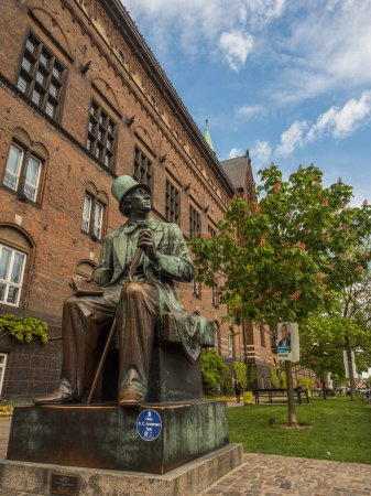 Foto de Copenhague, Dinamarca - 1 de mayo de 2019 - Estatua de bronce de Hans Christian Andersen por el escultor Henry Luckow-Nielsen junto al Ayuntamiento de Kopenhagen - Imagen libre de derechos