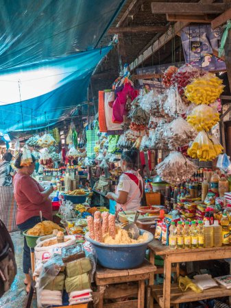 Téléchargez les photos : Iquitos, Pérou - 06 décembre 2018 : Marché avec divers types de poissons et fruits de viande. Belen Market. Amérique latine. Beln Mercado. - en image libre de droit