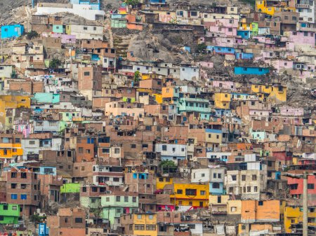 Téléchargez les photos : Lima, Pérou - 07 décembre 2018 : Une partie du bidonville à côté de Cerro San Cristobal, Andes Mountain, Lima, Pérou - en image libre de droit