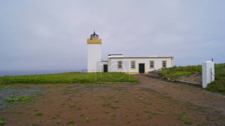 Téléchargez les photos : Duncansby Head est la pointe nord-est de l'Écosse, près du village de John o Groats. le phare construit sur les falaises escarpées a été construit en 1924. Duncansby Head est particulièrement spectaculaire à cause des aiguilles rocheuses, appelées Duncansby - en image libre de droit