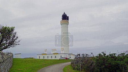 Téléchargez les photos : Le phare de Covesea Skerries a été construit sur un petit promontoire sur la côte sud du Moray Firth à Covesea près de Lossiemouth, Moray, Écosse. - en image libre de droit