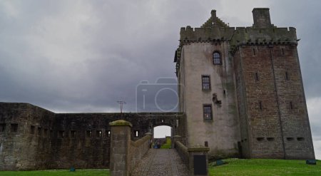 Foto de Broughty Castle es un castillo a orillas del Tay en Broughty Ferry en el distrito administrativo escocés de Dundee y se considera un monumento programado. - Imagen libre de derechos
