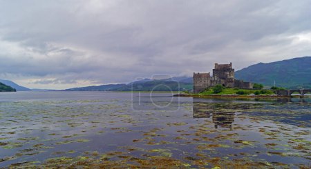 Téléchargez les photos : Le château d'Eilean Donan est un château de plaine près de Dornie, un petit village d'Écosse. Le nom lui-même signifie île de Donan et fait référence à saint Donnn d'Eigg, martyr celtique du VIe siècle.. - en image libre de droit