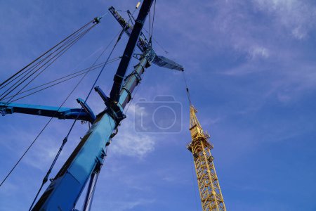 Téléchargez les photos : Assembly of a lattice boom crane on a large residential construction site - en image libre de droit