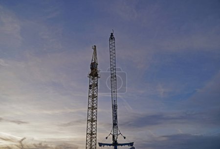 Téléchargez les photos : Assembly of a lattice boom crane on a large residential construction site - en image libre de droit