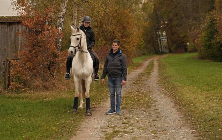 Foto de Shooting with  white mare, Rhinelander, her rider and friend - Imagen libre de derechos