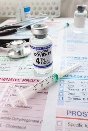 Téléchargez les photos : COVID-19 Vaccin Flacon pour vaccination étiqueté avec la 4e dose sur le formulaire de demande pour analyse. Flacon de vaccin contre le coronavirus portant le nom du quatrième vaccin sur l'étiquette et la seringue doseuse - en image libre de droit
