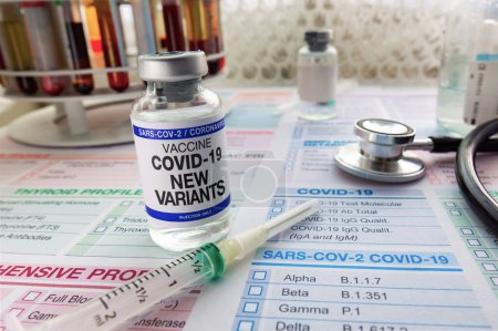 Téléchargez les photos : Flacon et seringue du vaccin coronavirus sars-cov-2 pour la mutation de nouvelles variantes. Covid-19 ou flacon de vaccin contre le coronavirus pour l'immunisation contre la mutation virale et les nouveaux sous-variants - en image libre de droit