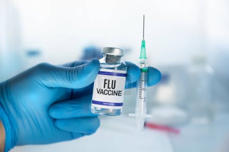 Foto de Vacuna antigripal para el refuerzo del virus de la gripe. Doctor Holding vacuna contra la gripe inyectada para la vacunación de refuerzo contra el virus de la gripe - Imagen libre de derechos