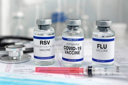 Foto de Frascos de vacuna para virus de la gripe, virus respiratorio sincitial y covid-19 para vacunación. Vacuna antigripal, VRS y Sars-cov-2 Viales de Coronavirus en la clínica médica - Imagen libre de derechos