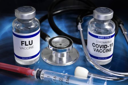Frascos de vacunas para la gripe y virus Covid-19 para la vacunación. Vacuna contra la gripe y el coronavirus Sars-cov-2 viales en la clínica médica sobre radiografía pulmonar