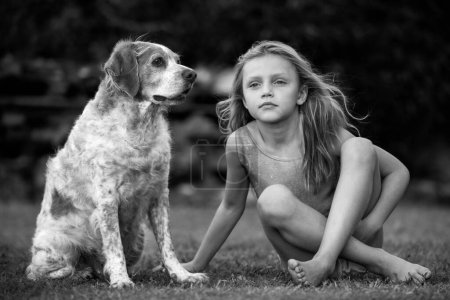 Foto de Chica joven con un perro - Imagen libre de derechos