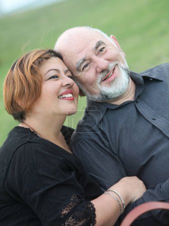 Foto de Retrato de una pareja madura enamorada al aire libre - Imagen libre de derechos