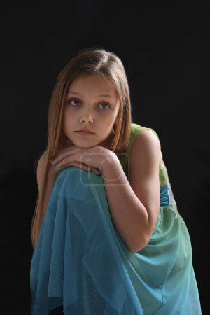 Foto de Retrato de una chica triste sobre un fondo negro - Imagen libre de derechos