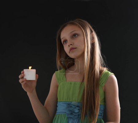 Foto de Retrato de una chica con una vela en las manos - Imagen libre de derechos