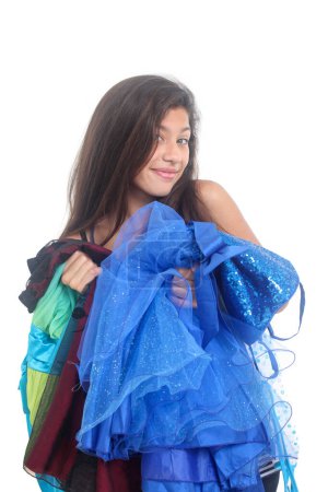 alegre excitada adolescente hispana con montón de ropa colorida