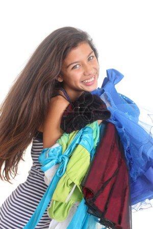 fröhlich aufgeregt hispanische Teenager-Mädchen mit Stapel von bunten Kleidern