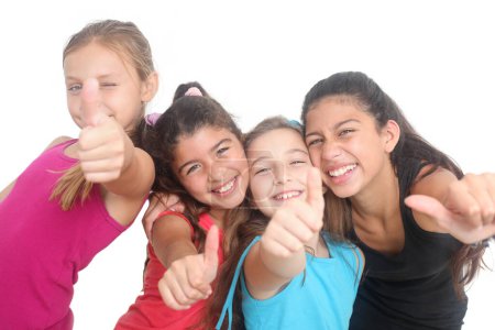 Gruppe fröhlicher Teenager-Mädchen zeigt Daumen nach oben auf weißem Hintergrund