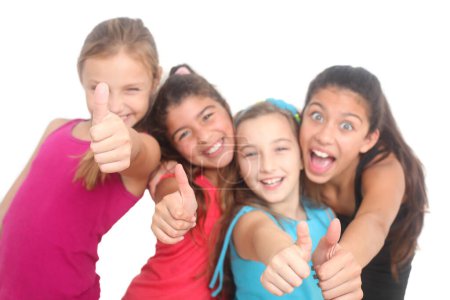 Gruppe fröhlicher Teenager-Mädchen zeigt Daumen nach oben auf weißem Hintergrund