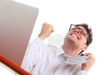 estresado y furioso hombre con gafas sobre fondo blanco con portátil  