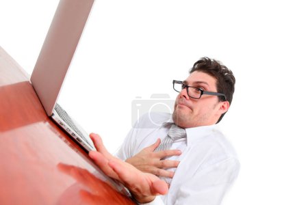 estresado hombre con gafas sobre fondo blanco mirando a la pantalla del ordenador portátil en la desesperación 
