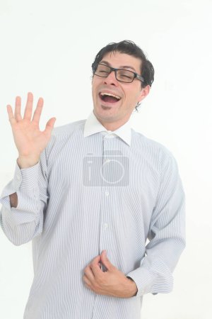 tímido nerd inseguro hombre usando gafas sobre fondo blanco