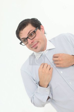 tímido e inseguro nerd masculino con gafas sobre fondo blanco