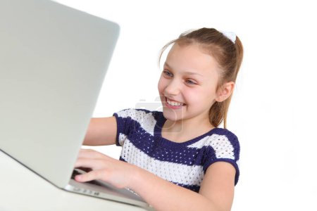 fille préadolescente en utilisant un ordinateur portable sur fond blanc