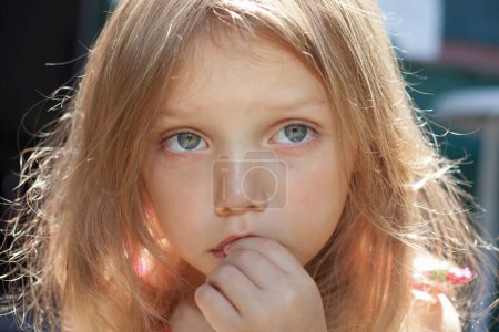 trauriges kleines Mädchen mit tränenden Augen 
