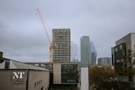 Téléchargez les photos : Skyline au-dessus du National Theatre Building à Londres - en image libre de droit