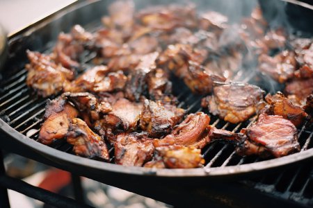 Téléchargez les photos : Viande grillée sur un barbecue, morceaux de bacon grillés - en image libre de droit