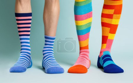 Téléchargez les photos : Plan studio de chaussettes sur pieds en différentes couleurs - en image libre de droit