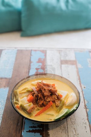 Téléchargez les photos : Lontong-Cuisine traditionnelle malaisienne et indonésienne sur table en bois - en image libre de droit