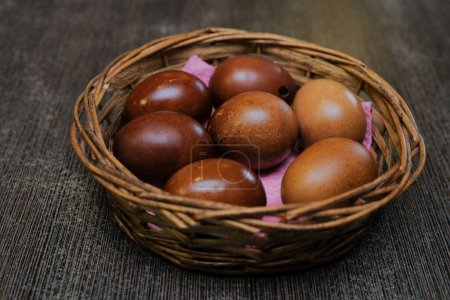 Foto de TELUR PINDANG en la cesta. Telor Pindang es un huevo de pollo marrón tradicional indonesio hervido. - Imagen libre de derechos