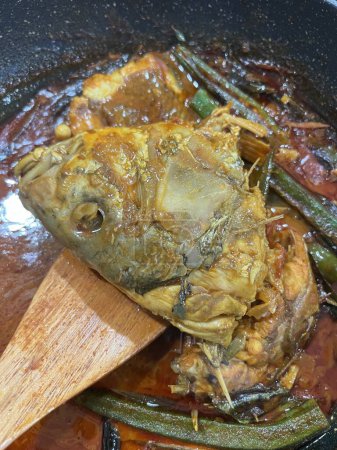 Téléchargez les photos : La nourriture préférée la plus populaire en Malaisie, le curry de tête de poisson. Kari Kepala Ikan. - en image libre de droit