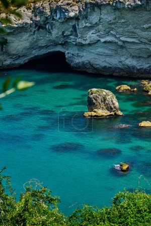 Téléchargez les photos : Istanbul, Turkey,, Sile, A wild beach in a beautiful lagoon on the shore of the Black Sea with caves, rocks and soft sand. Seascape - en image libre de droit