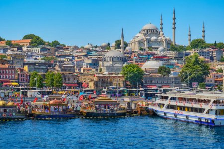 Foto de Estambul, Turquía. 23 de julio de 2019. Vista de la Mezquita Suleymaniye, el muelle de Eminonu y el Cuerno de Oro. Gente en el muelle. Los barcos de pasajeros transportan personas - Imagen libre de derechos