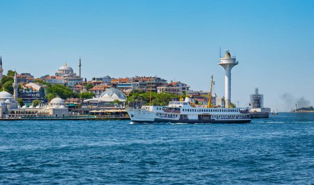 Foto de Estambul, Turquía, parte asiática de la ciudad. Vista del Bósforo y Embankment Uskudar, El barco con pasajeros flota hacia el muelle - Imagen libre de derechos