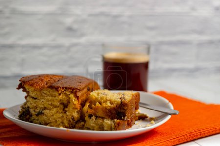 Téléchargez les photos : Morceaux de gâteau Pound dans un plat avec une tasse de café en verre - en image libre de droit