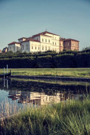 Foto de Palacio y jardines de Reggia di Venaria cerca de Turín, Italia, reflejando en el estanque de agua en un día soleado de verano - Imagen libre de derechos
