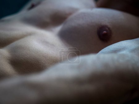 Téléchargez les photos : Bodyscape shot d'homme musculaire méconnaissable torse, abdos et pectoraux. Tir de muscles masculins - en image libre de droit
