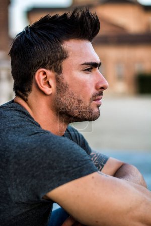 Foto de Hombre musculoso guapo con tatuaje posando en el centro de la ciudad europea, Turín, Italia - Imagen libre de derechos