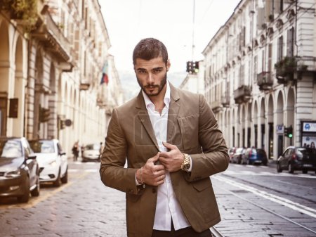 Foto de Hombre atractivo al aire libre con chaqueta elegante, en la ciudad europea, Turín en Italia - Imagen libre de derechos