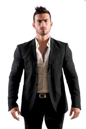 Foto de Un hombre con traje y corbata posando. Foto de un hombre guapo posando en un traje elegante y corbata, aislado en blanco - Imagen libre de derechos