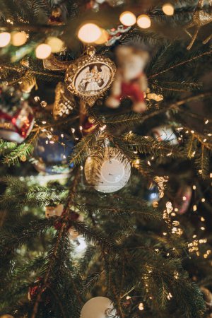 Foto de Acogedor ambiente casero, guirnaldas decoradas árbol de Año Nuevo y juguetes pendientes de Navidad y vacaciones - Imagen libre de derechos