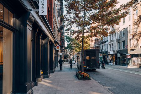 Téléchargez les photos : New York, États-Unis - 21 novembre 2022 : UPS livraison peut dans une rue de Nolita, un quartier charmant et haut de gamme de Manhattan célèbre pour ses boutiques et restaurants. - en image libre de droit